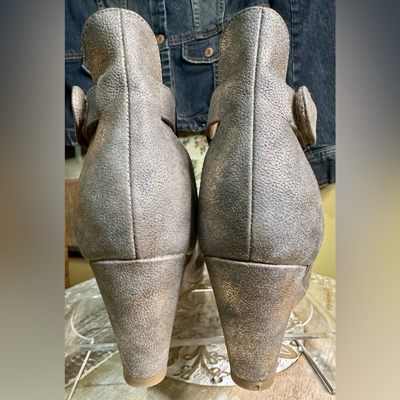 EUC Boutique by Corky’s “Sunburst” Metallic PeepToe Leather Wedge Bootie Size 10 - Picture 9 of 13